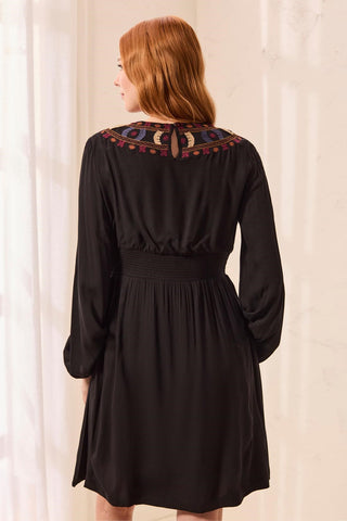 Robe Courte À Col En V Et Taille Empire Brodée-Noir