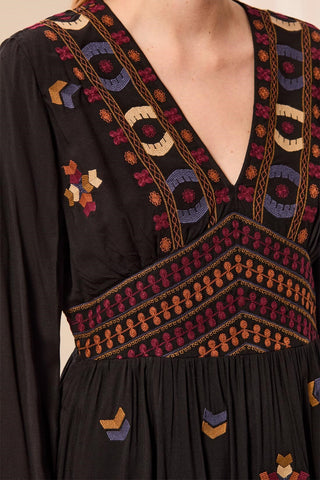 Robe Courte À Col En V Et Taille Empire Brodée-Noir